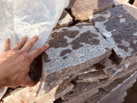 Vulkansk granit - brugte og meget fine ca.  60-90 cm. x ca. 5 cm. Meget robust stentype, som er yderst velegnet som trdesten.