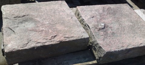 Smukke nordiske granitstykker 150-300 r gamle - Ml. Ca. L. 30 - 60 cm. B. 30 - 50 cm. h. ca. 10-15 cm.