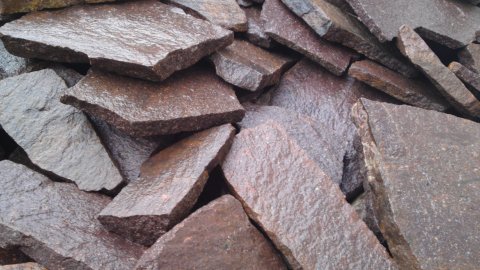 Vulkansk granit brugte og meget fine ca. 50-60 cm. x  ca. 5 cm. Meget robust stentype, som er yderst velegnet som trdesten.
