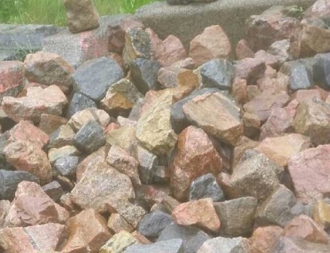 Granit stykker str. Fra ca. 10-30 cm i forskellige farver, 1 m2 svare ca. Til 150 - 250 kg.
